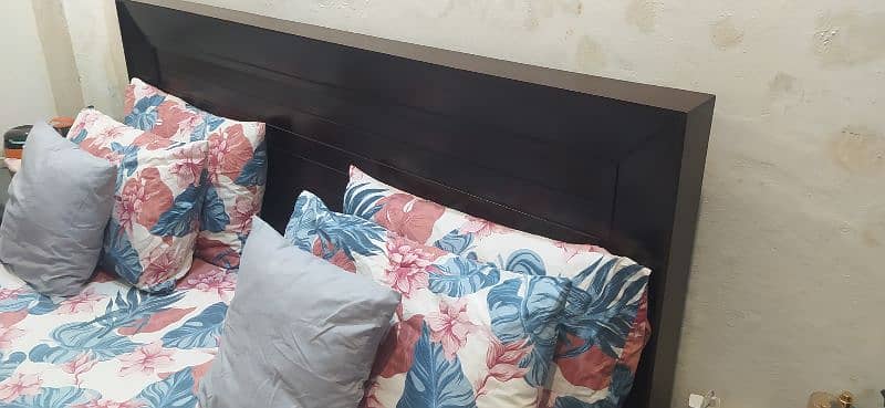 King Size Brown wooden Bed For Sale Only six months used 3