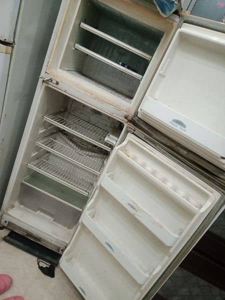 Refrigerator Dawlons medium in used 1