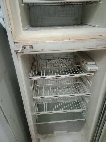 Refrigerator Dawlons medium in used 2