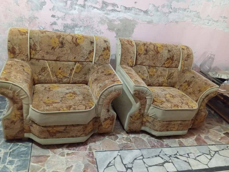 Luxury 3 seater and 1 1 single seater sofa with luxury table 0