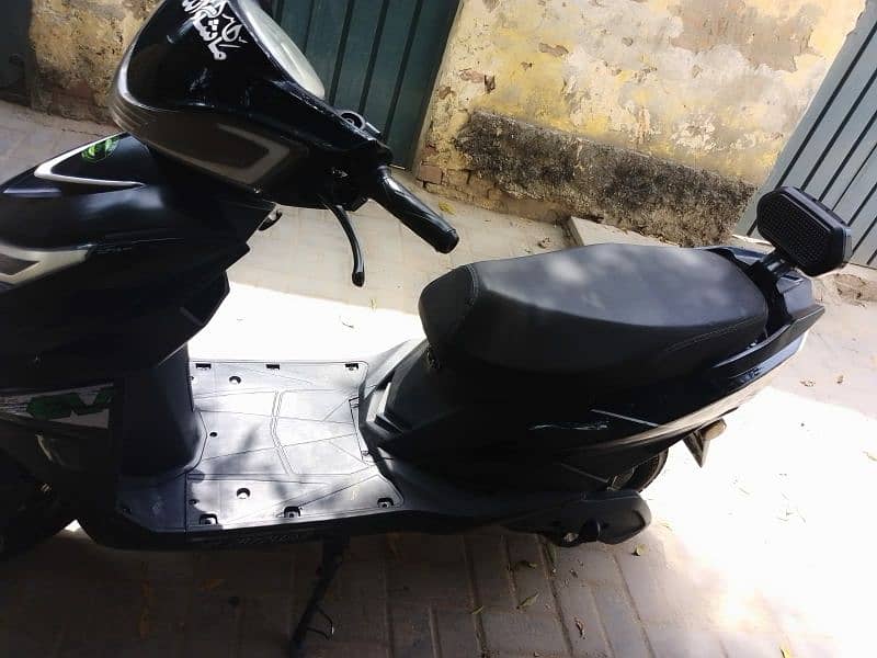 fj electric scooter for sale 2023 model full lush condition 2