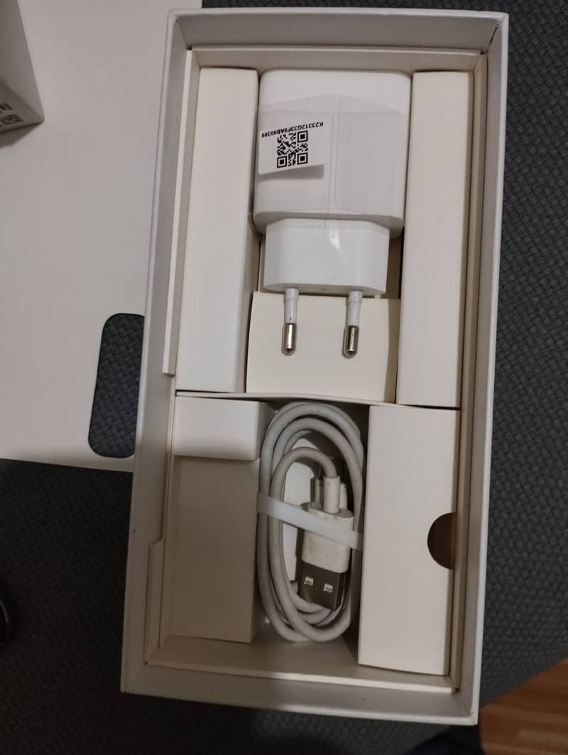Xiaomi Redmi Note 8 phone with original charger and box 8