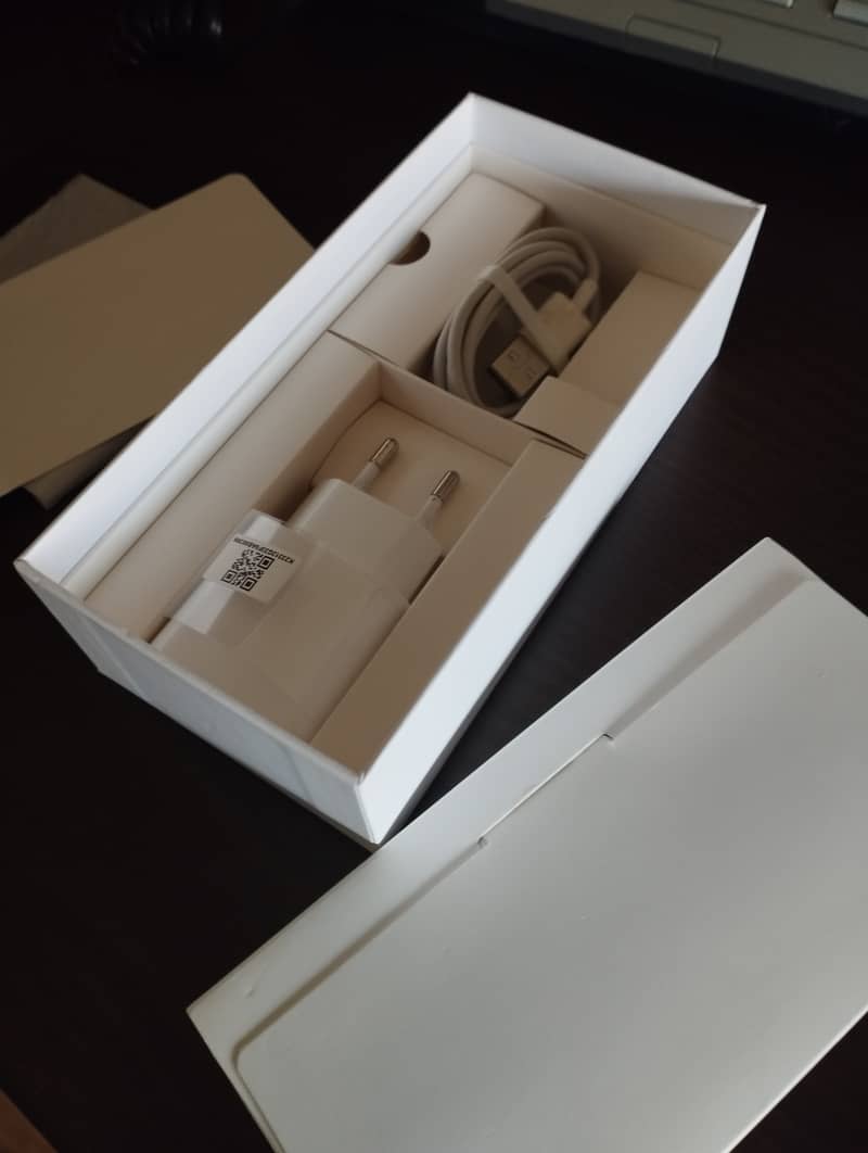 Xiaomi Redmi Note 8 phone with original charger and box 14