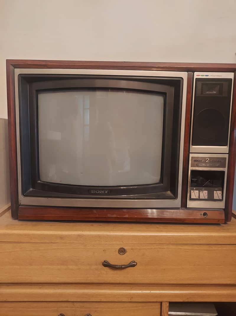 Television 24inch screen coloured 0