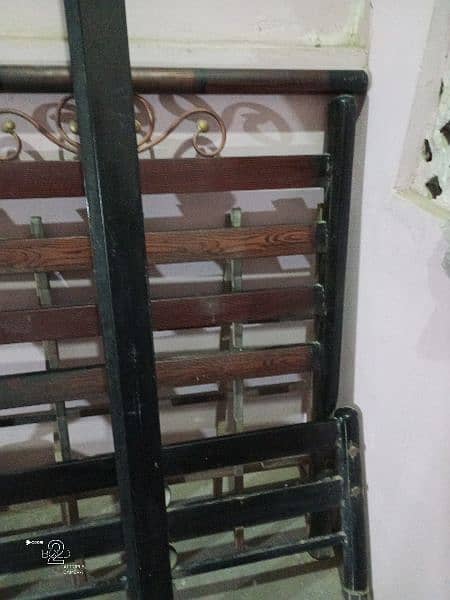 bed iron single bed takriban new  hi hai Koch hi arsa hua hy 2