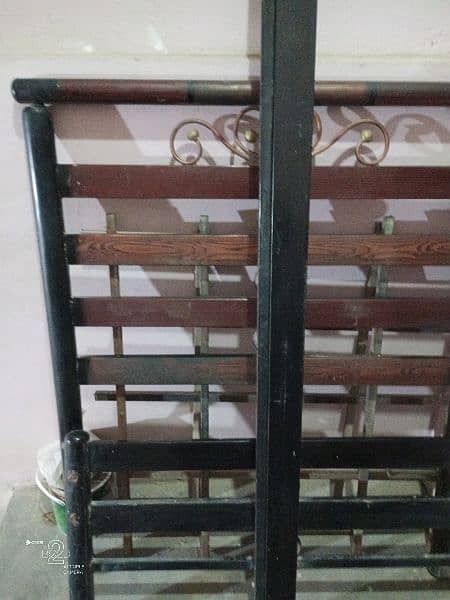 bed iron single bed takriban new  hi hai Koch hi arsa hua hy 3