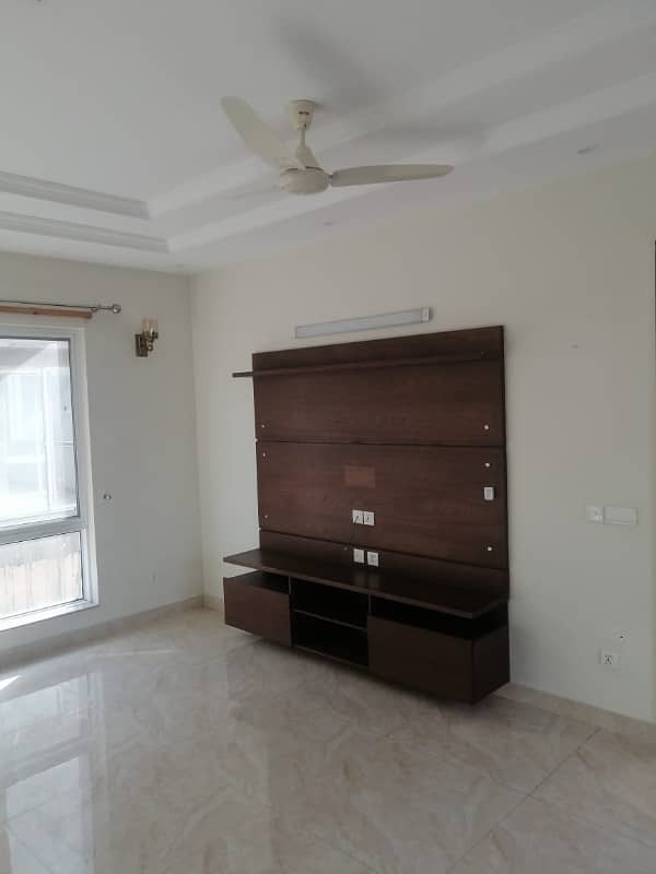 1 KANAL SLIGHTLY USED UPPER PORTION IS AVAILABLE FOR RENT ON TOP LOCATION OF WAPDA TOWN PHASE LAHORE 0