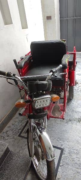 Tri Wheel Motorcycle for handicapped person 3