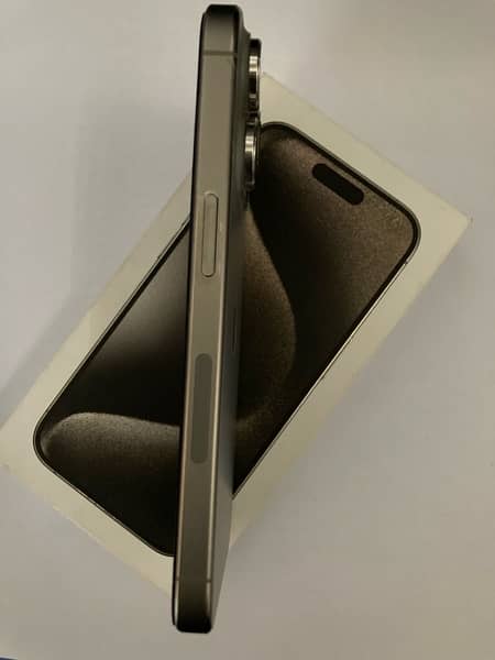 iPhone 15 pro natural titanium 1