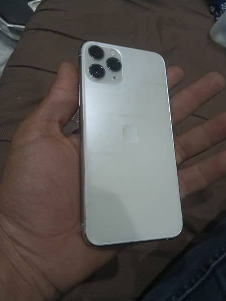Iphone 11 pro
White color
64 GB
Factory unlock
84 battery he 7