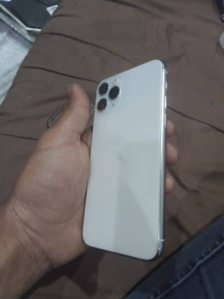 Iphone 11 pro
White color
64 GB
Factory unlock
84 battery he 8