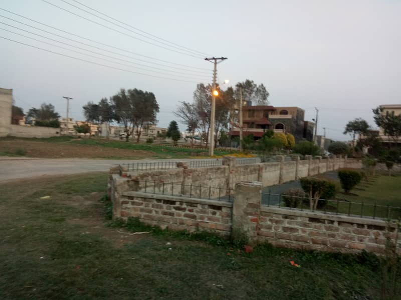 1 Kanal Facing Park On 80 Feet Road Best Location For Built Home Near Mosque And Main Road Plot For Sale 3