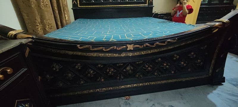 bed set pure wood heavy weight 9/10 condition without matters 1