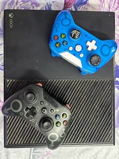 xbox one with 2 controllers