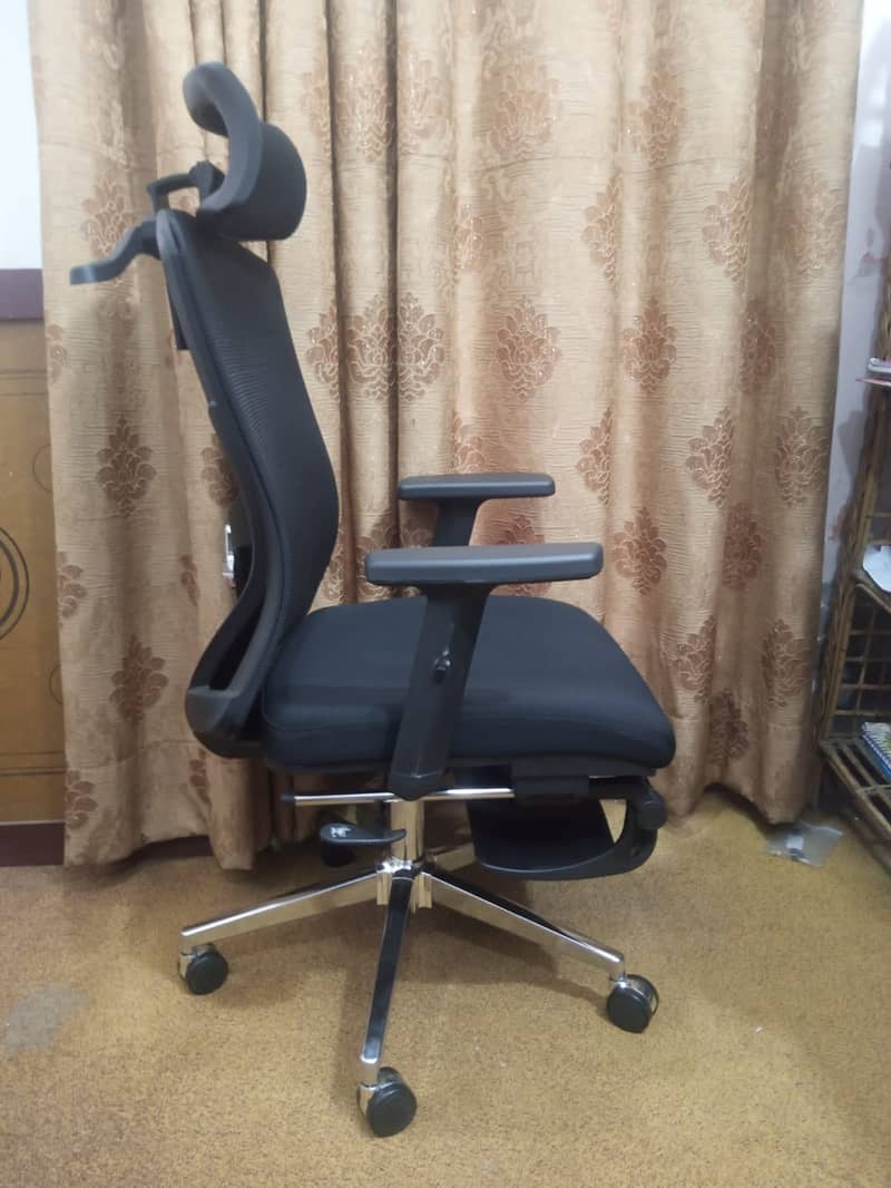Imported Ergonomic Office Chair with Footrest Brand New Condiotion 2