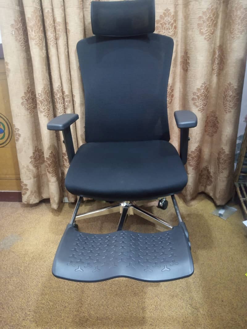 Imported Ergonomic Office Chair with Footrest Brand New Condiotion 5