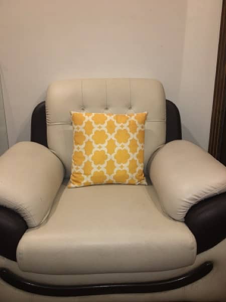 5 Seater Sofa Set in Premium condition 8