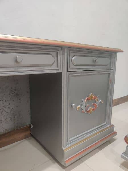 used dressing table without mirror in very good condition 3