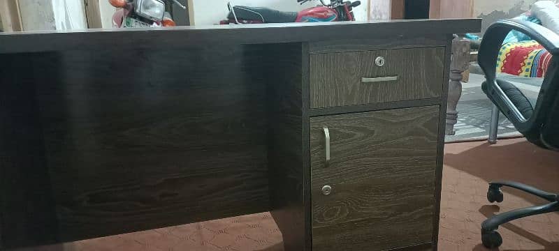 office table New condition and chair is used 0