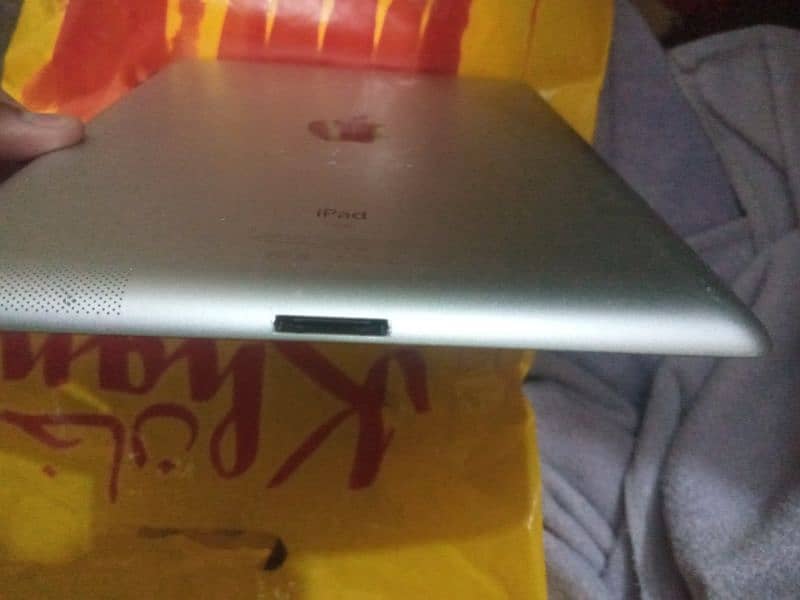 IPAD 2 VERY GOOD CONDITION 100% BATTERY, WITH COVER AND CABLE (16GB) 6