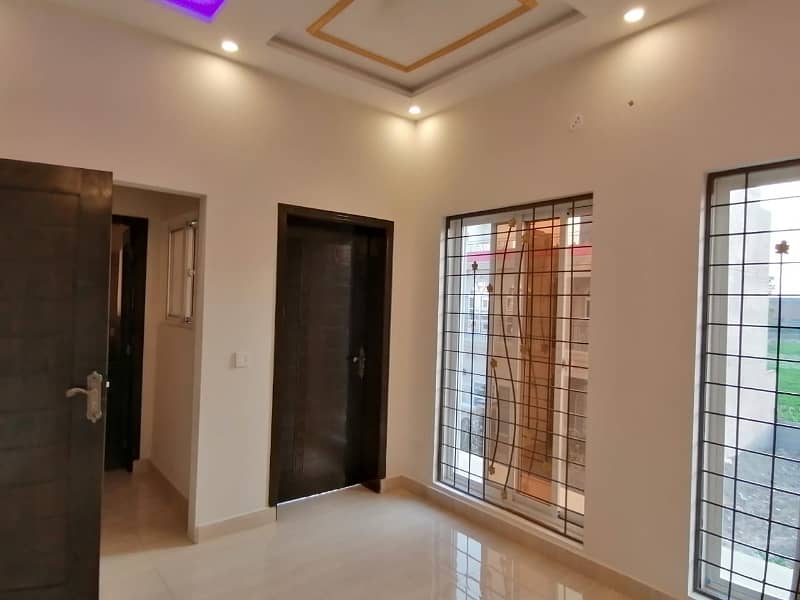 10 Marla House Ideally Situated In Gulshan-e-Ravi 1
