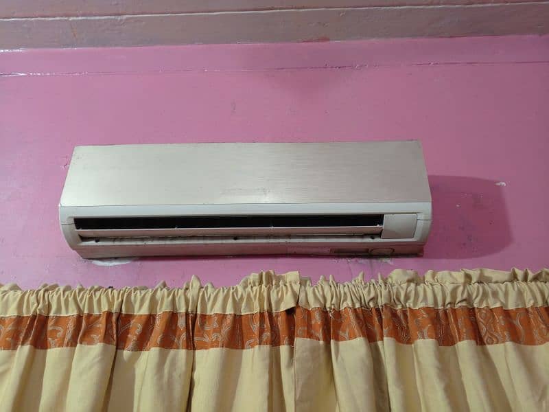 Haier AC 1.5 TON White and golden color 0