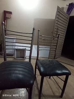 Achi Condition men hn 4 chairs or Sath table hai