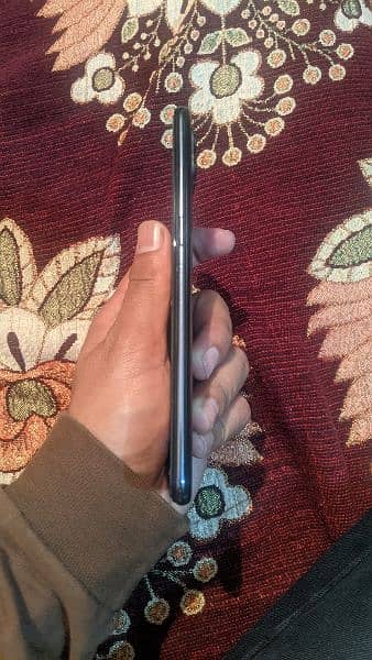 Oppo f17pro with Orrignal Acceries nd box. Condition u can see in pics 2