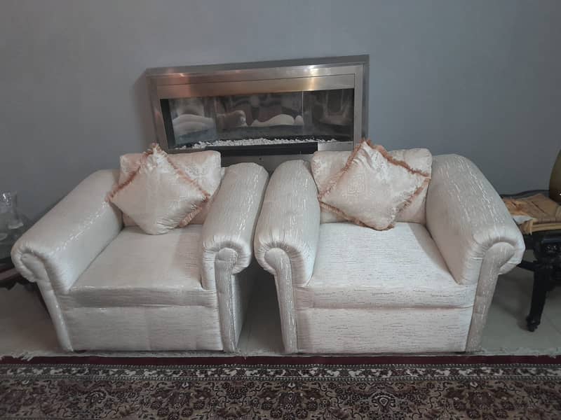 Latest design cheaster sofa in solid wooden structure 2