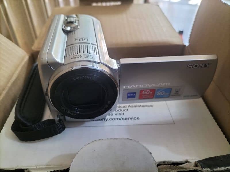 Sony Handycam DCR-SR68 0