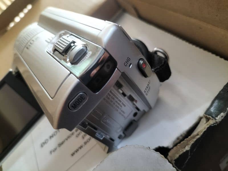 Sony Handycam DCR-SR68 2