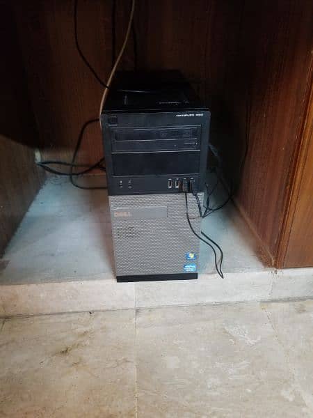 pc with I5 processor 2 generation 6gb ram. i will give you 30% discoun 10