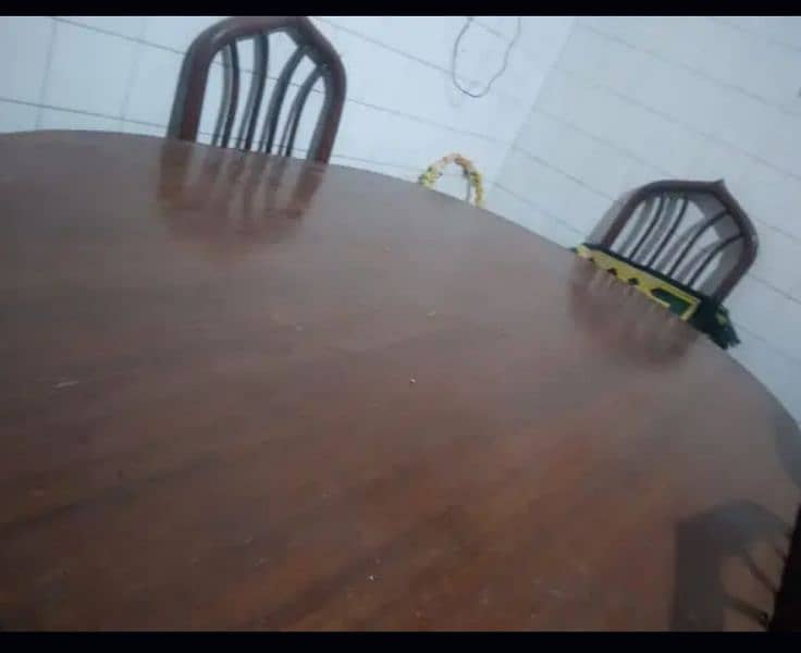 dinning table all ok table condition 10/9 chairs condition 10 /10 2