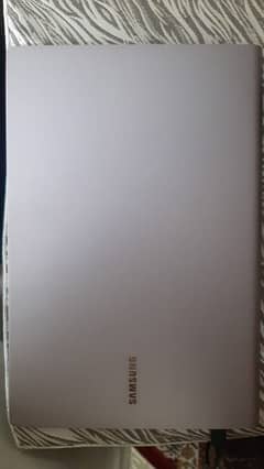 Samsung Laptop Core i5 8gb Slightly Used ( shade on screen)