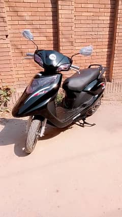United scooty 100 cc model 2020 very good condition all documents clr