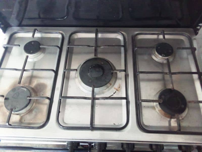 5 Burnar Gas Stove with cabinet. 0