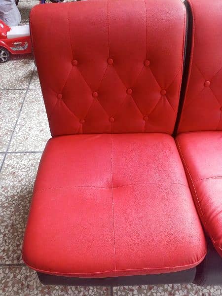 Used sofa in red and black color. Leather polish. 4