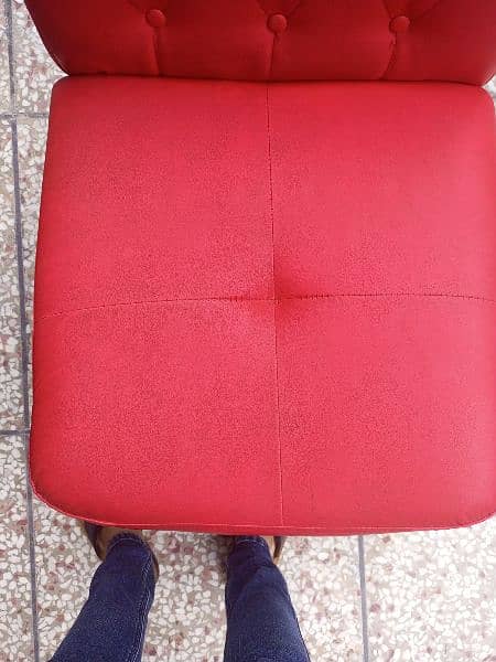 Used sofa in red and black color. Leather polish. 5