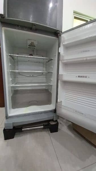 I am selling my Fridge,which has been kept in excellent condition 4