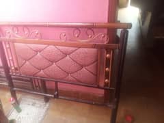 single iron bed with out mattres 0