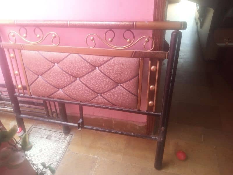 single iron bed with out mattres 2