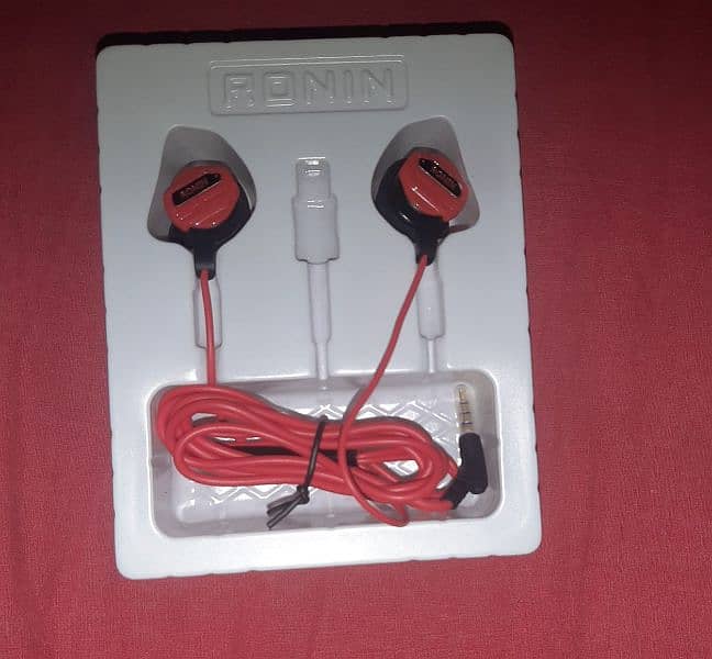 Ronin earphones best for gaming with plugin Mic 0