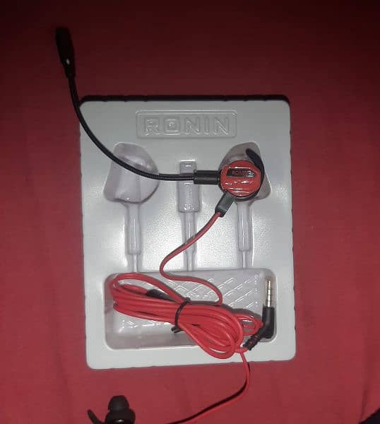 Ronin earphones best for gaming with plugin Mic 2