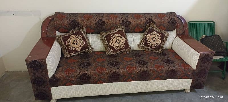 Urgent Sofa sale with great looking design 1