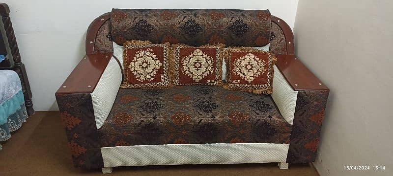 Urgent Sofa sale with great looking design 2