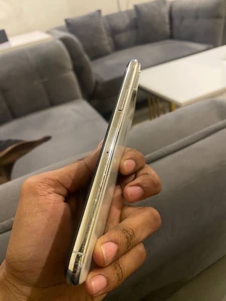 IPHONE XS 64 GB WHITE COLOUR PTA APPROVED 1