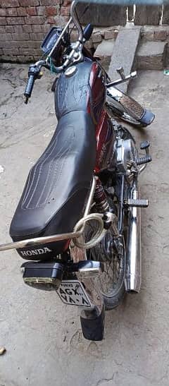 United 700 CC red color