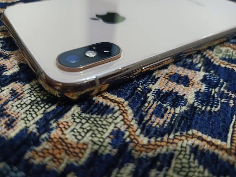 iphone xs max . 64GB factory unlok whtapp or cal0320466768 No exchange 7