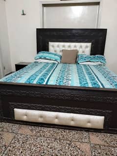 selling my used but new style bed set without matress 0