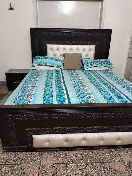 selling my used but new style bed set without matress 1